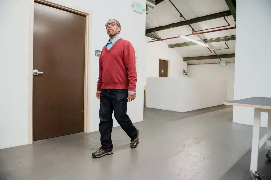 罗恩·莫特里·桑德斯 walking in his studio.